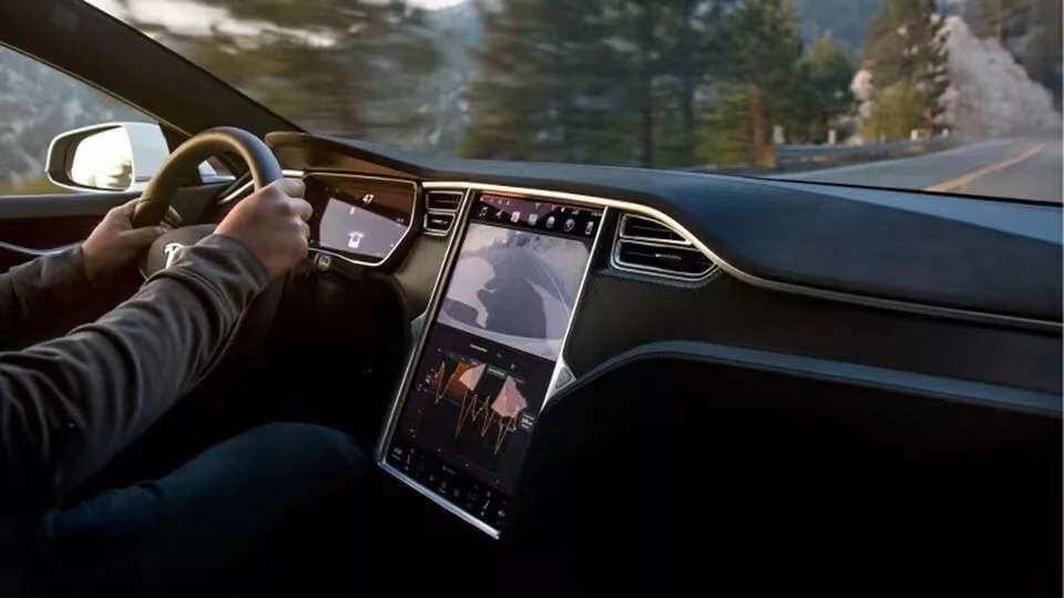 特斯拉Model S 触屏UI：人机交互界面-特族