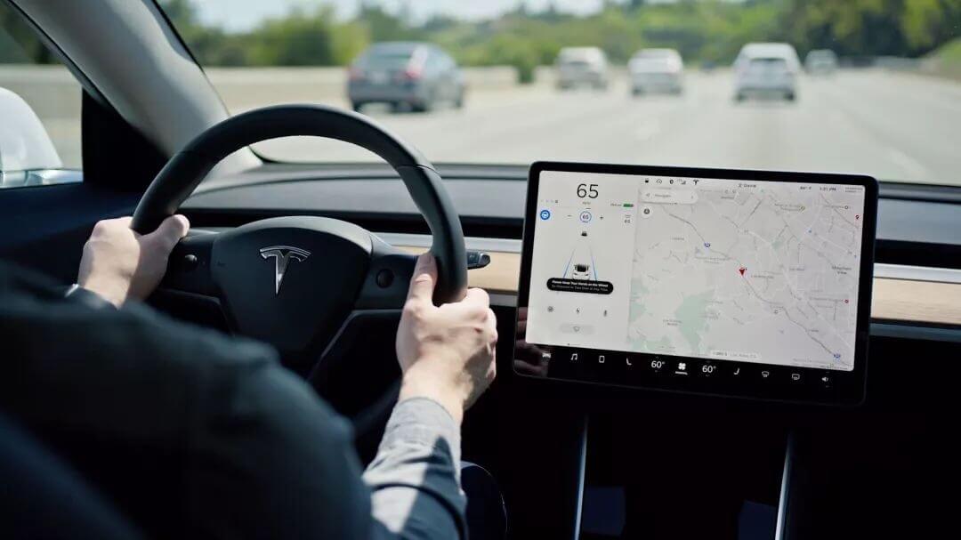 Tesla 自动辅助驾驶帮助车主轻松绕过交通锥筒-果盐