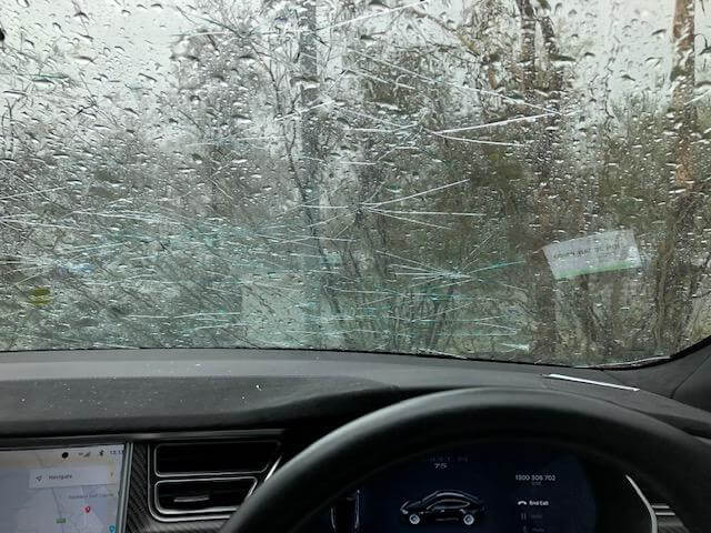 特斯拉全玻璃车顶禁得住冰雹侵袭吗？